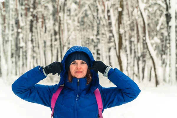 El invierno. Una chica está caminando en un bosque cubierto de nieve — Foto de Stock