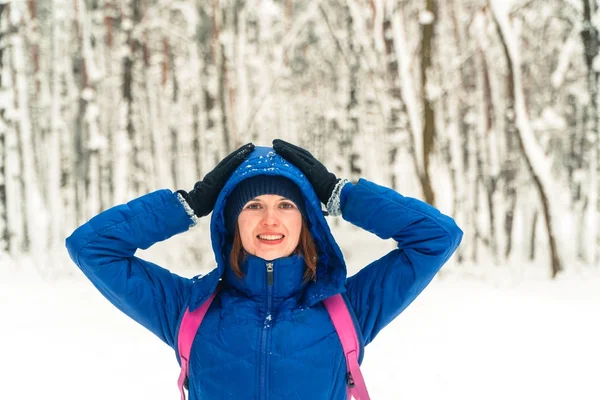 Το χειμώνα. Ένα κορίτσι είναι το περπάτημα σε ένα χιονισμένο δάσος — Φωτογραφία Αρχείου