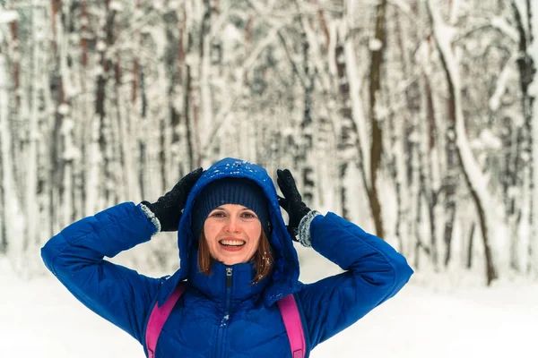 Το χειμώνα. Ένα κορίτσι είναι το περπάτημα σε ένα χιονισμένο δάσος — Φωτογραφία Αρχείου