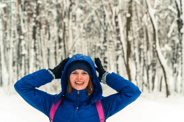 Inverno. Uma menina está andando em uma floresta coberta de neve — Fotografia de Stock