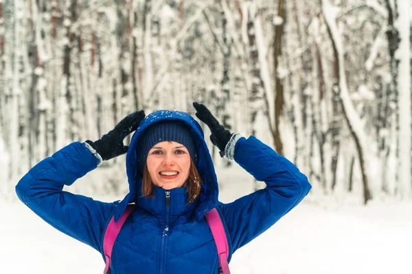 Zimą. Dziewczyna jest chodzenie na pokryte śniegiem lasu — Zdjęcie stockowe