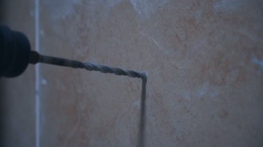 Duvarda bir delik matkap matkaplar