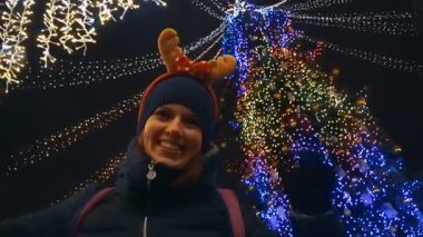 Yeni yıl. Noel ağacının yanında poz kız