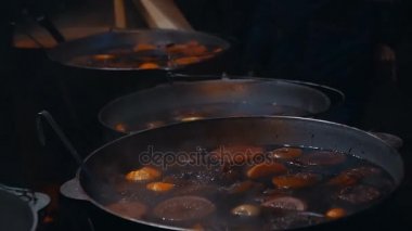 Mulled şarap. Bir kasede mulled şarap