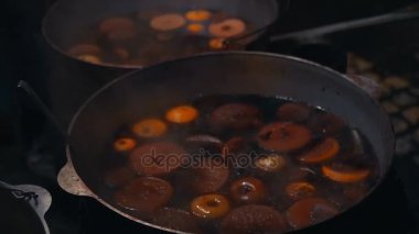 Mulled şarap. Bir kasede mulled şarap