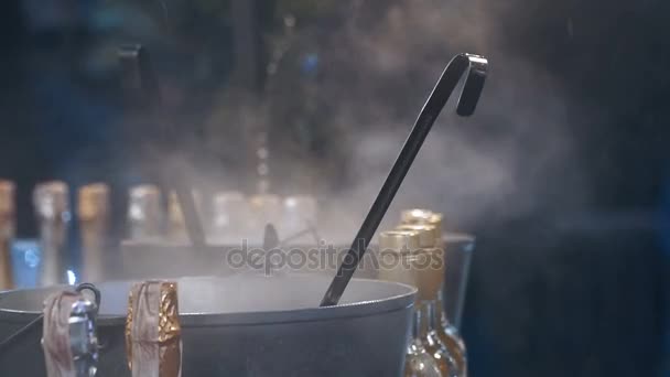 温热的酒把酒放在碗里 — 图库视频影像