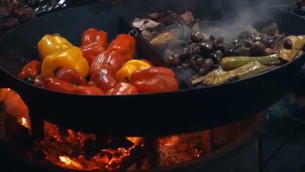 Comida Callejera Comida Cocinada Hoguera — Vídeo de stock