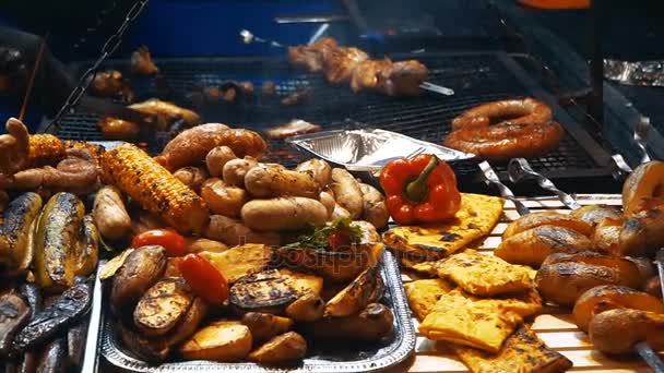 街头食品 在木桩上煮的食物 — 图库视频影像