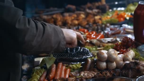 街头食品 在木桩上煮的食物 — 图库视频影像