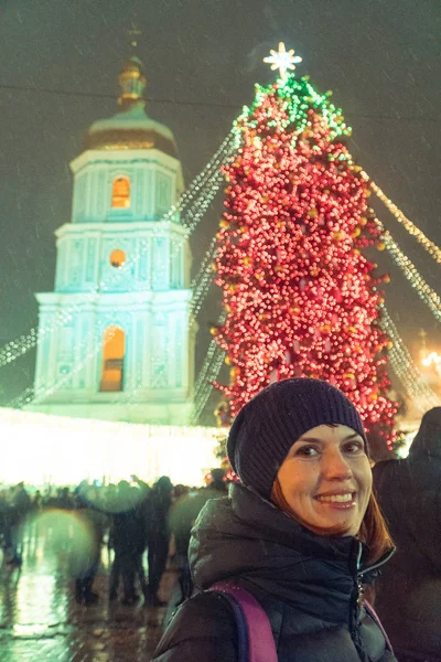 Yeni yıl. Noel ağacının yanında poz kız — Stok fotoğraf