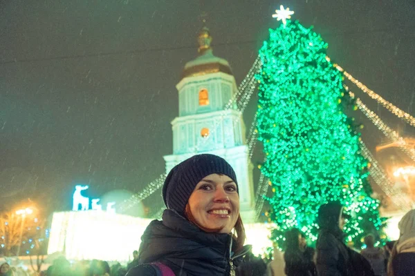 Yeni yıl. Noel ağacının yanında poz kız