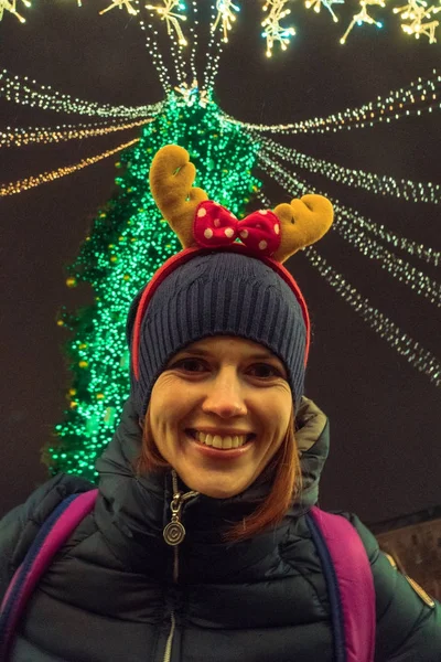 새 해입니다. 크리스마스 트리 근처 포즈를 취하는 여자 — 스톡 사진