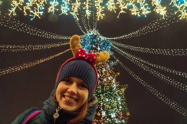 Neujahr. Mädchen posiert in der Nähe von Weihnachtsbaum — Stockfoto