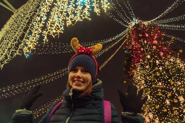 Nieuwjaar. Meisje poseren in de buurt van de kerstboom — Stockfoto