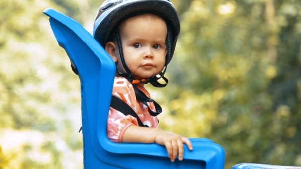 自行车头盔上的孩子坐在自行车上 — 图库视频影像