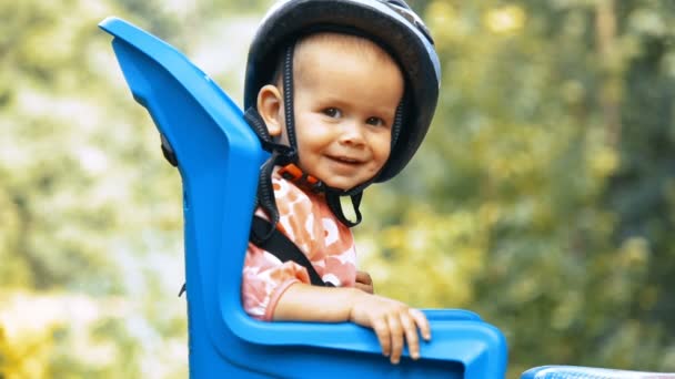 Een Kind Een Fiets Helm Zit Een Fiets — Stockvideo