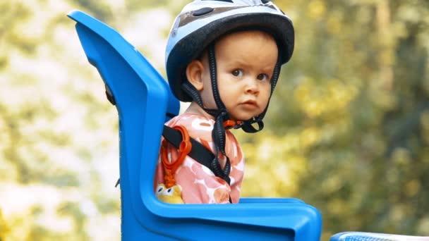 Uma Criança Capacete Bicicleta Senta Uma Bicicleta — Vídeo de Stock