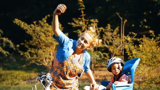 Mamá Con Niño Una Bicicleta Hace Selfie — Vídeo de stock