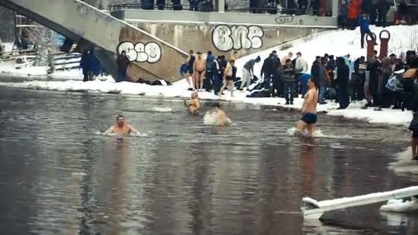 Kyiv Ucrânia Janeiro 2018 Batismo Senhor Pessoas São Mergulhadas Feriado — Vídeo de Stock