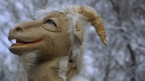 街头剧场演员扮演山羊的角色 — 图库视频影像