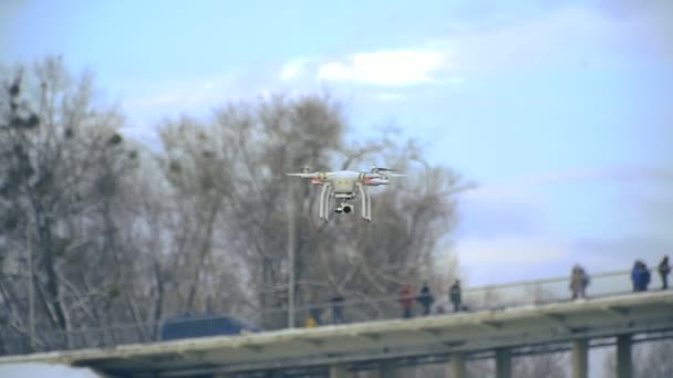 Quadrocopter Quadrocopter Vliegen Buurt Van Mensen — Stockvideo