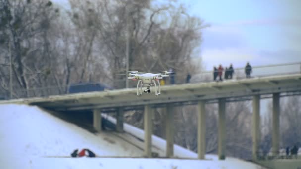 Quadrocopter Quadrocopter Flyger Nära Människor — Stockvideo