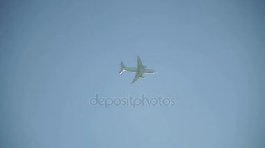 Havacılık. Uçak gökyüzünde uçar