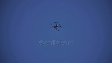 Quadrocopter. Quadrocopter gökyüzünde uçar