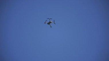 Quadrocopter. Quadrocopter gökyüzünde uçar