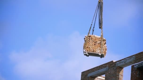 Building Crane Moves Bricks Upper Floor Building Site — Stock Video