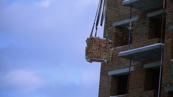 起重机将砖块移到建筑工地的上层 — 图库视频影像