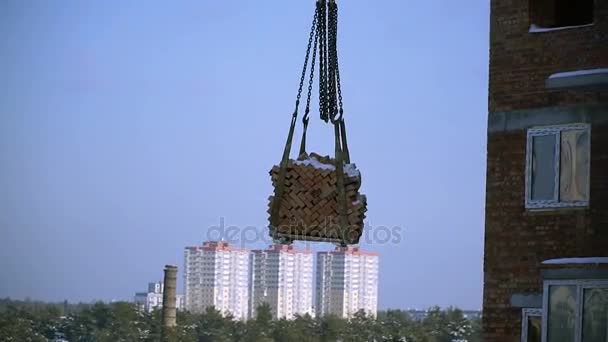 Building Crane Moves Bricks Upper Floor Building Site — Stock Video