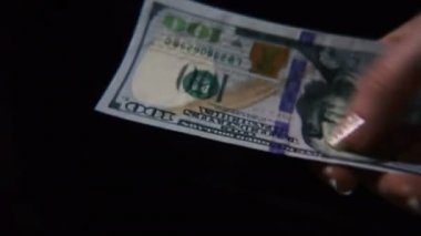 Para. Eller dolar saymak