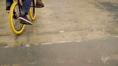Bir bisiklet. Alışılmadık bir bisiklet adam kataetsya