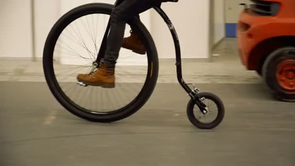 一辆自行车 那家伙 Kataetsya 在一辆不寻常的自行车上 — 图库视频影像