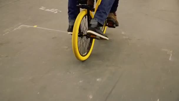 Cykel Den Killen Kataetsya Ovanlig Cykel — Stockvideo