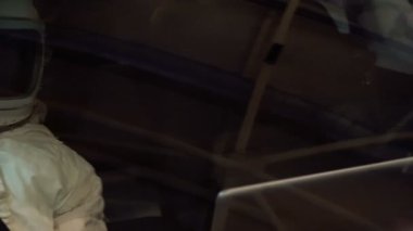 Astronot arabada oturur