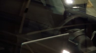 Astronot arabada oturur