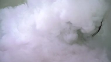 Sıvı nitrojen. Ağır azot bir demir kap içine döktü