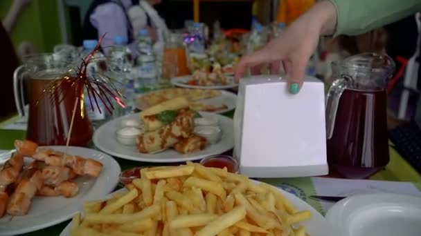 テーブルの上の食べ物 テーブルの上に食べ物 — ストック動画