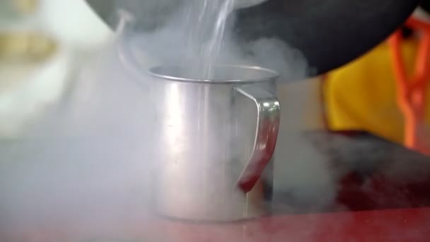 液体窒素 重窒素が鉄の容器に注いだ — ストック動画