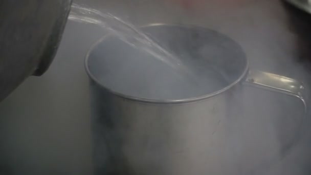 Flüssiger Stickstoff Schwerer Stickstoff Einen Eisernen Behälter Gegossen — Stockvideo