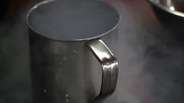 液体窒素 重窒素が鉄の容器に注いだ — ストック動画