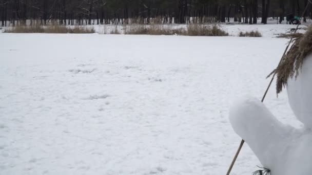 Hombre Nieve Muñeco Nieve Con Niños — Vídeo de stock