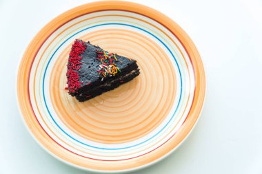 Kek. Bir plaka üzerinde pasta dilimi