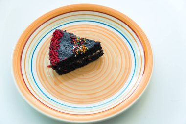 Kek. Bir plaka üzerinde pasta dilimi