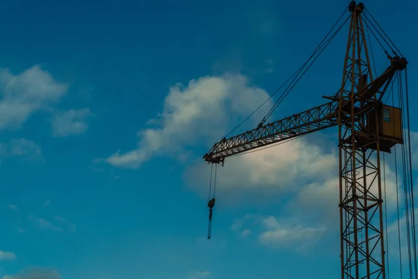 Grúa de construcción contra el cielo azul —  Fotos de Stock