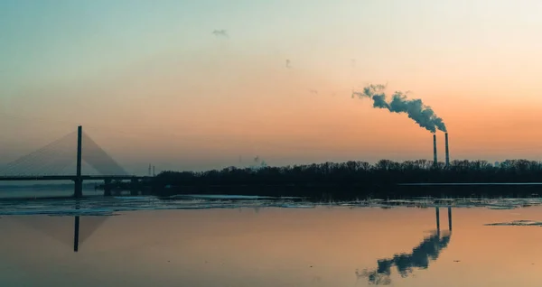 La plante fumée sur le fond de la rivière et le cadre s — Photo