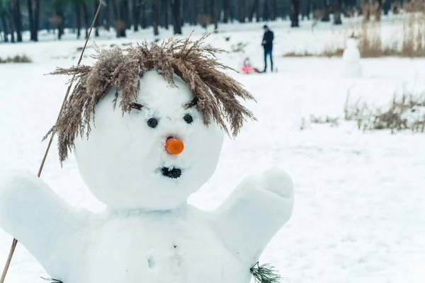 Hombre de nieve. Muñeco de nieve con niños —  Fotos de Stock