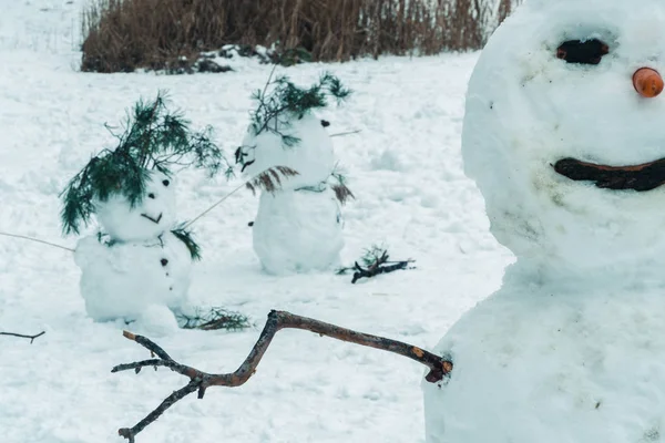 Sneeuwpop. Sneeuwpop met de kinderen — Stockfoto